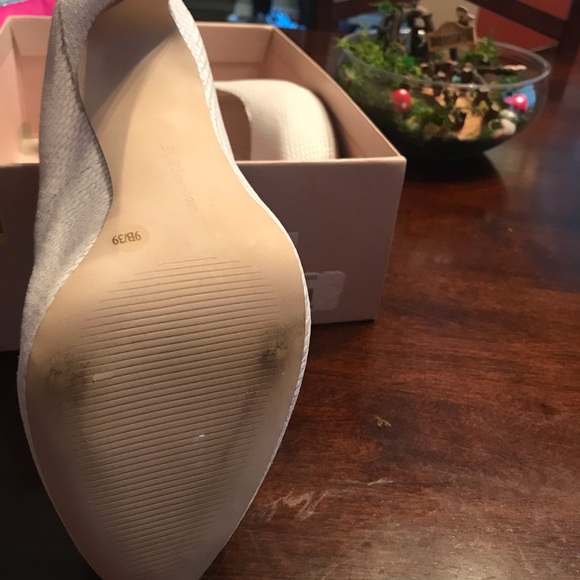 Women’s high heel shoe worn once. - Picture 3 of 4
